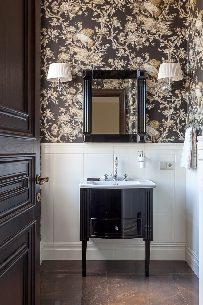 Foto di un bagno di servizio chic con consolle stile comò, ante nere, pareti marroni e pavimento marrone