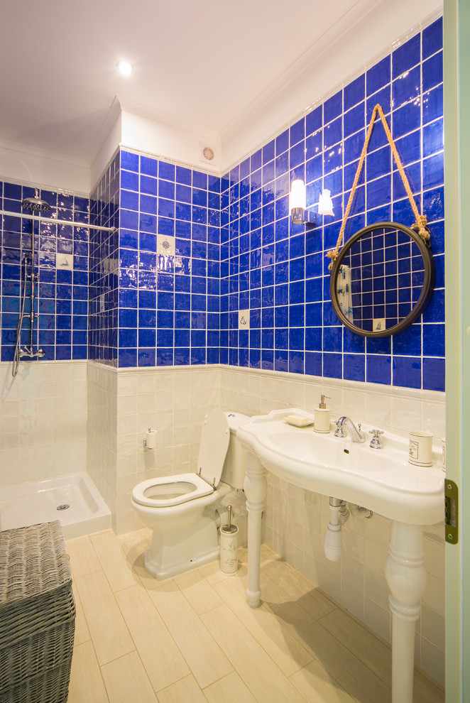 Inspiration pour un petit WC et toilettes méditerranéen avec un carrelage bleu, un carrelage blanc, des carreaux en terre cuite, un lavabo de ferme et WC séparés.