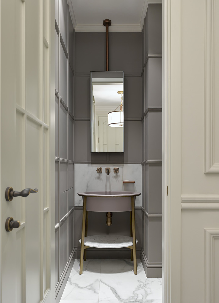Foto de aseo clásico renovado con paredes grises, lavabo tipo consola, suelo blanco, suelo de baldosas de porcelana y armarios tipo mueble