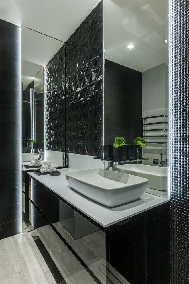 Свежая идея для дизайна: туалет в современном стиле с черными фасадами и настольной раковиной - отличное фото интерьера