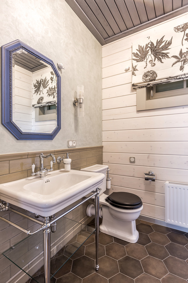 Пример оригинального дизайна: туалет среднего размера в стиле неоклассика (современная классика) с коричневой плиткой, керамической плиткой, полом из керамогранита, консольной раковиной, коричневым полом, раздельным унитазом и белыми стенами