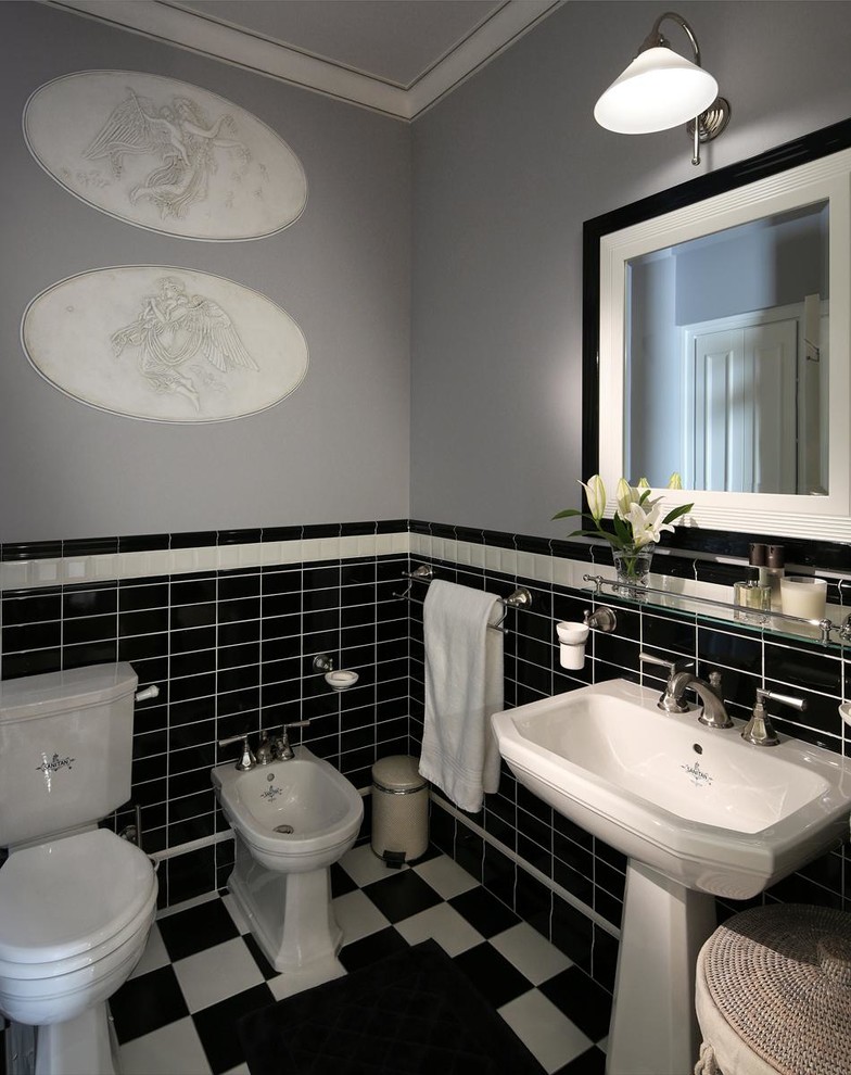 Idee per un bagno di servizio tradizionale con pareti grigie, lavabo a colonna, bidè, piastrelle nere, pistrelle in bianco e nero, piastrelle multicolore, piastrelle bianche e pavimento multicolore
