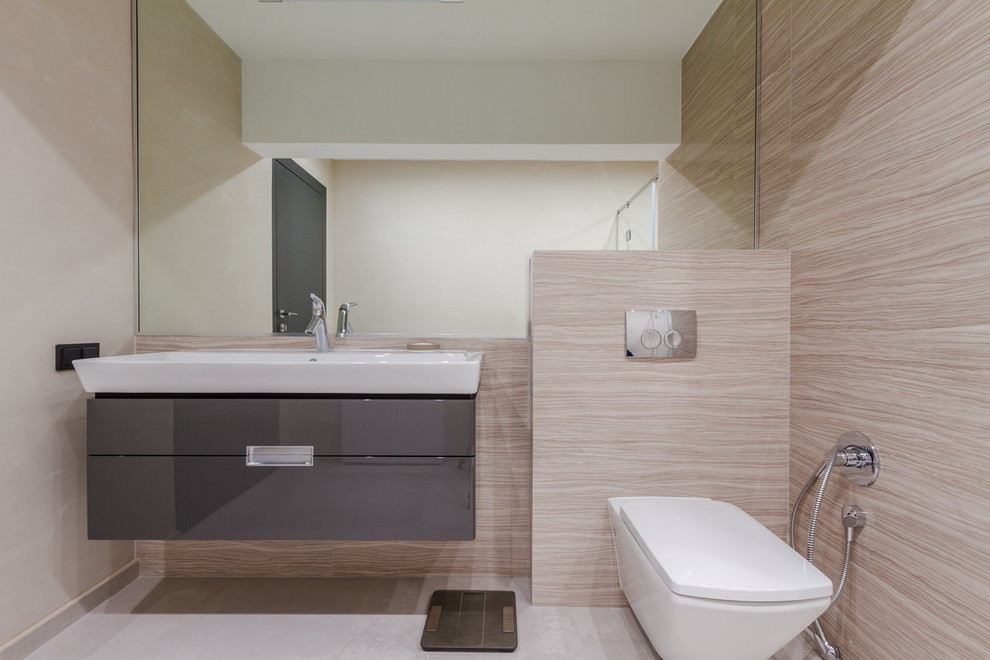 Пример оригинального дизайна: туалет среднего размера в современном стиле с серыми фасадами
