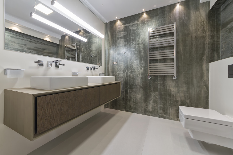 Idee per un bagno di servizio industriale di medie dimensioni con ante beige, pareti multicolore, pavimento in gres porcellanato, top in legno e pavimento beige