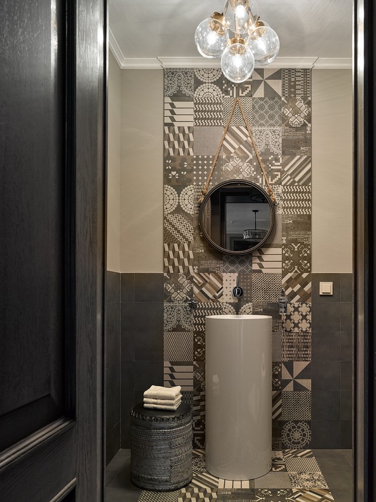 Moderne Gästetoilette mit braunen Fliesen, beiger Wandfarbe, Sockelwaschbecken und buntem Boden in Moskau