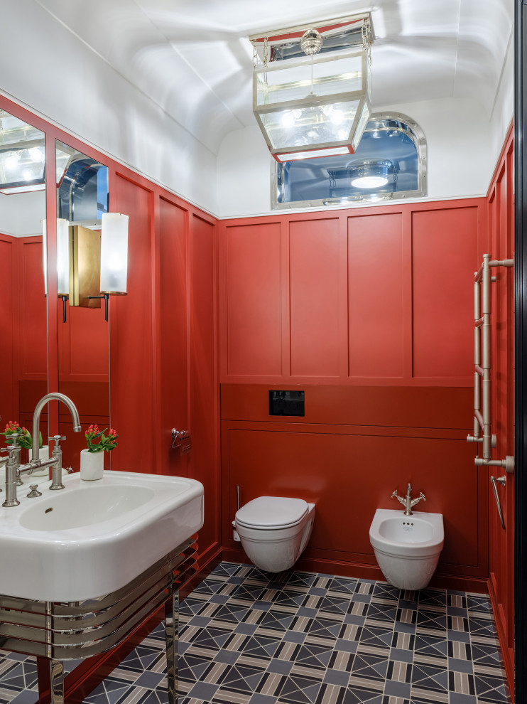 Foto di un bagno di servizio con pareti rosse e boiserie