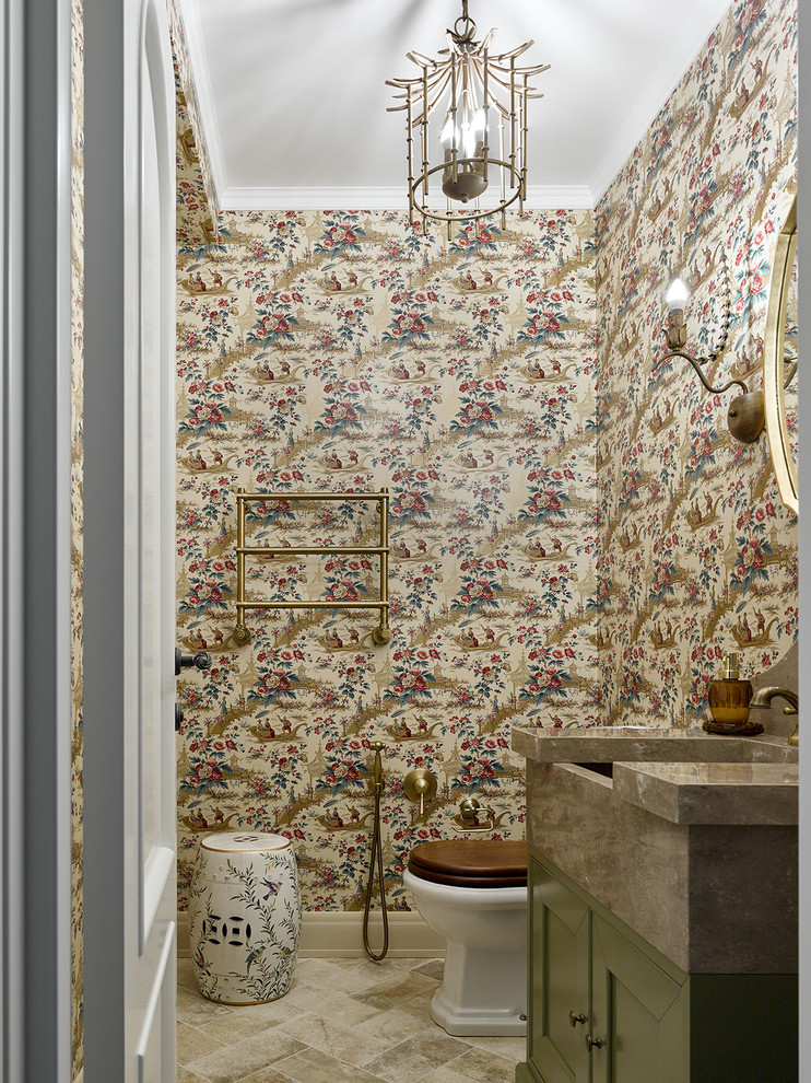 モスクワにあるコンテンポラリースタイルのおしゃれなトイレ・洗面所 (落し込みパネル扉のキャビネット、緑のキャビネット、マルチカラーの壁、ベージュの床) の写真
