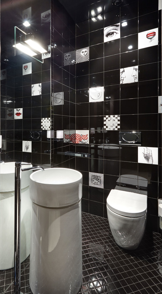 Moderne Gästetoilette mit Wandtoilette, schwarzen Fliesen, Mosaik-Bodenfliesen und schwarzem Boden in Moskau