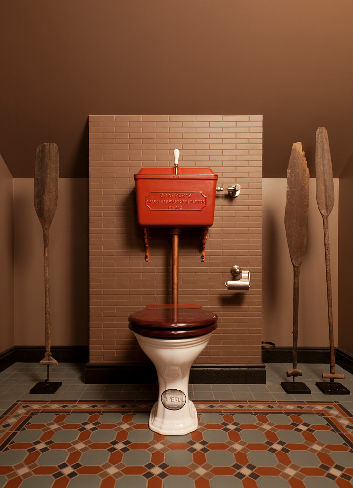 На фото: туалет в стиле фьюжн с раздельным унитазом, коричневыми стенами, разноцветным полом и коричневой плиткой