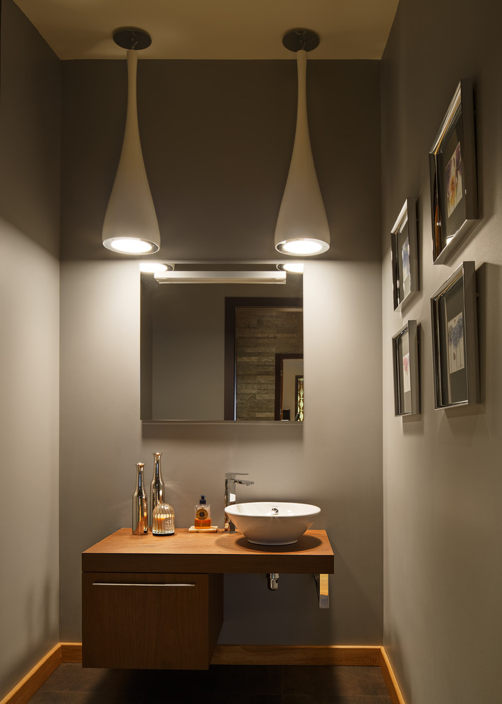Свежая идея для дизайна: туалет в современном стиле с серыми стенами и настольной раковиной - отличное фото интерьера