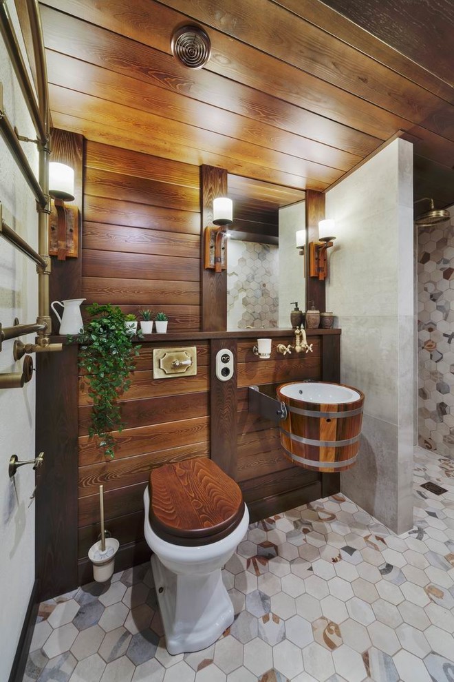 На фото: туалет в стиле фьюжн с бежевой плиткой, керамогранитной плиткой, бежевыми стенами, полом из керамогранита, подвесной раковиной и бежевым полом