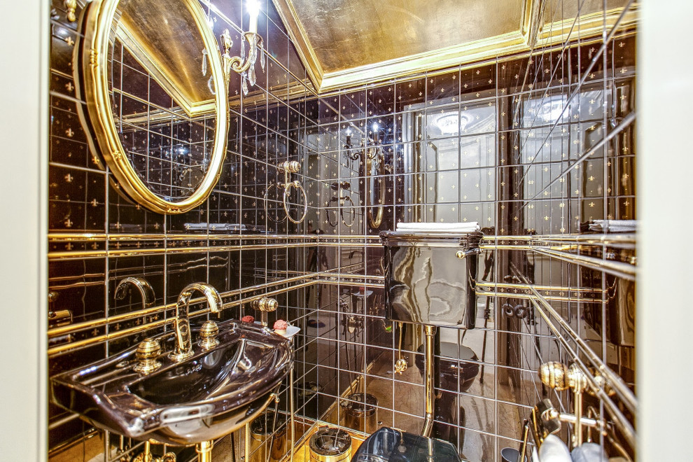 Стильный дизайн: туалет в классическом стиле с коричневой плиткой - последний тренд