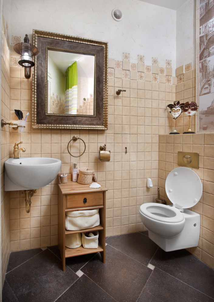 Foto på ett medelhavsstil toalett, med skåp i mellenmörkt trä, en vägghängd toalettstol, vita väggar och ett väggmonterat handfat