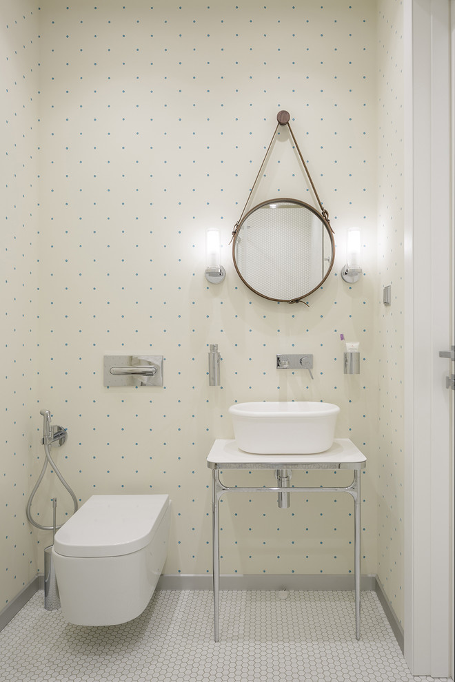 Пример оригинального дизайна: маленький туалет в современном стиле с инсталляцией, белыми стенами, белым полом, полом из мозаичной плитки и настольной раковиной для на участке и в саду