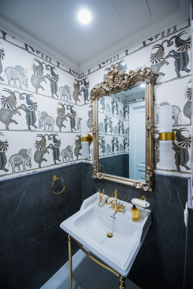 サンクトペテルブルクにある中くらいな地中海スタイルのおしゃれなトイレ・洗面所 (黒いタイル、磁器タイル、白い壁、コンソール型シンク、壁紙) の写真