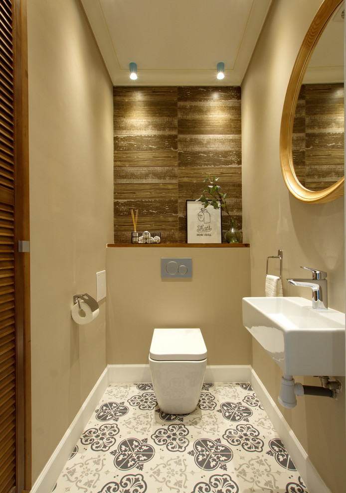 Moderne Gästetoilette mit Wandtoilette mit Spülkasten, beiger Wandfarbe und Wandwaschbecken in Sankt Petersburg