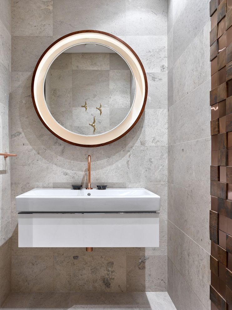 Стильный дизайн: туалет в современном стиле с плоскими фасадами, белыми фасадами, серой плиткой, консольной раковиной и серым полом - последний тренд