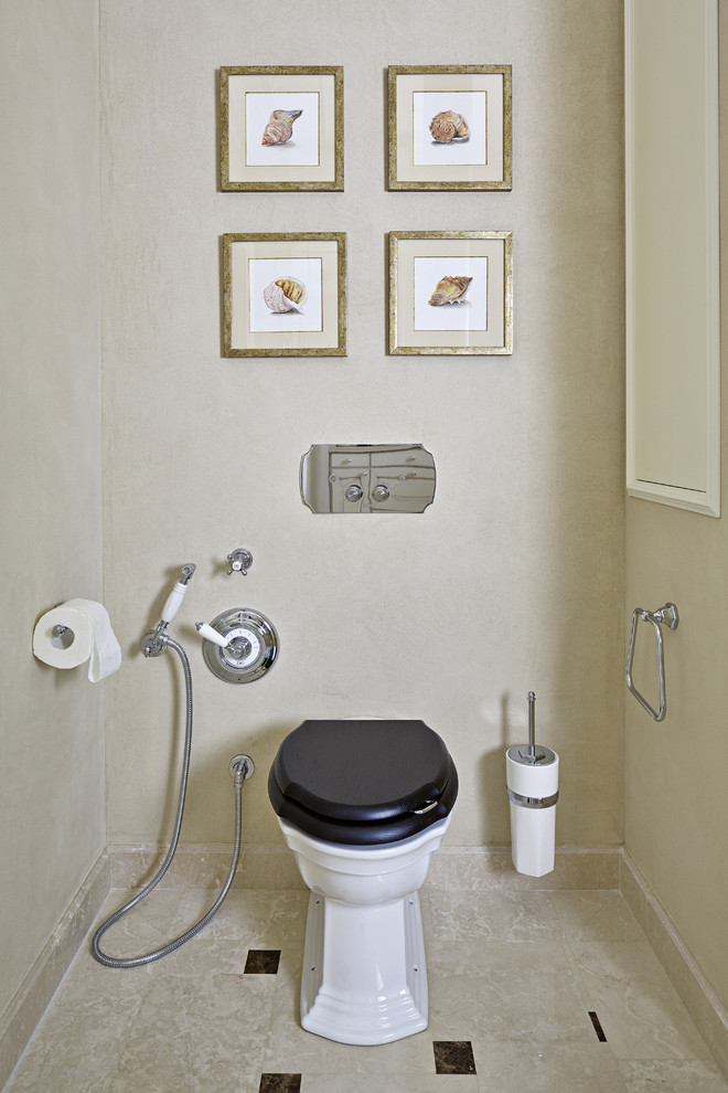 Cette photo montre un WC et toilettes chic avec un mur beige et un sol en marbre.