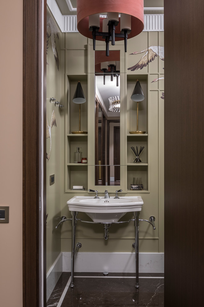 Foto di un piccolo bagno di servizio classico con pareti verdi, pavimento in marmo, lavabo a consolle e pavimento marrone