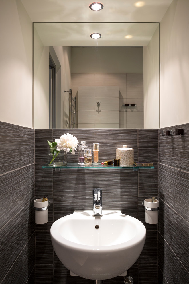 Immagine di un piccolo bagno di servizio minimal con piastrelle in gres porcellanato, pareti bianche, lavabo sospeso e piastrelle grigie