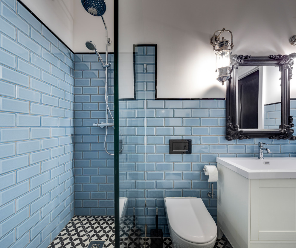 他の地域にある低価格の小さなインダストリアルスタイルのおしゃれな浴室 (インセット扉のキャビネット、白いキャビネット、壁掛け式トイレ、青いタイル、セラミックタイル、青い壁、セラミックタイルの床、ベッセル式洗面器、人工大理石カウンター、黒い床、白い洗面カウンター、独立型洗面台、格子天井、パネル壁) の写真