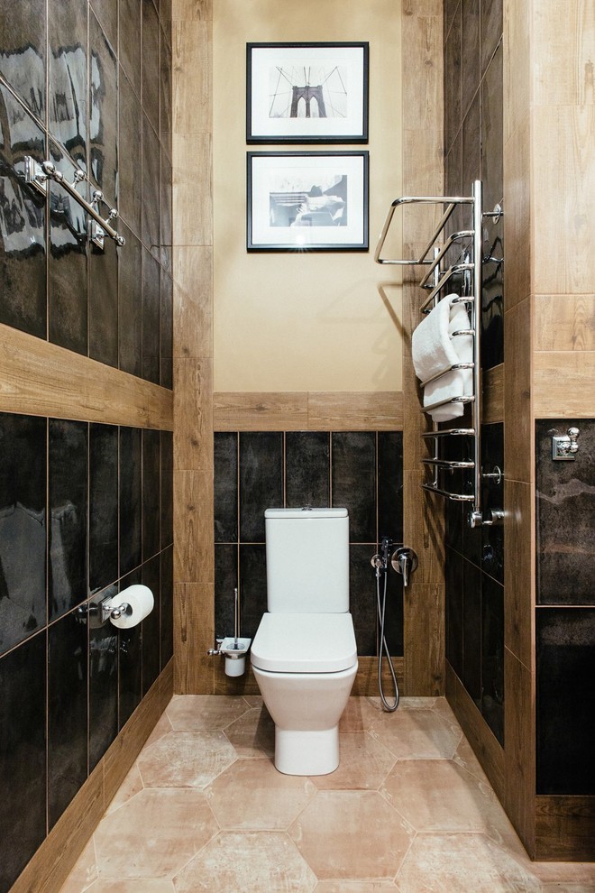 Пример оригинального дизайна: туалет среднего размера в современном стиле с черной плиткой и раздельным унитазом