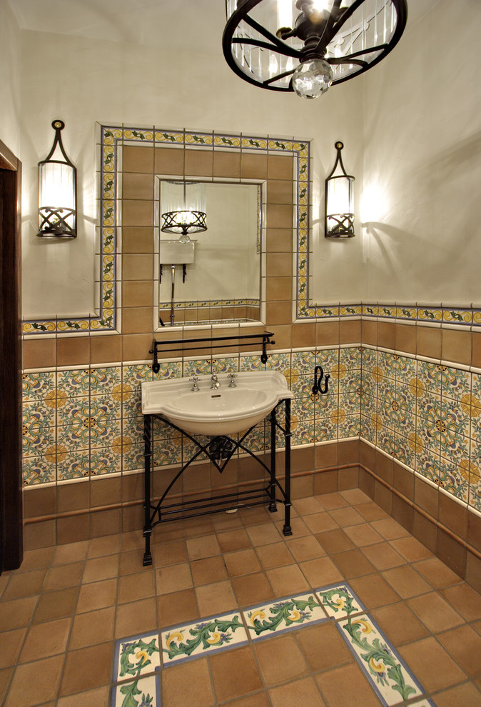 На фото: маленький туалет в стиле кантри с коричневой плиткой, керамической плиткой, коричневыми стенами, полом из керамической плитки, накладной раковиной и коричневым полом для на участке и в саду