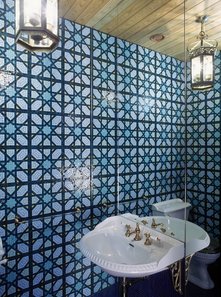 Idées déco pour un petit WC et toilettes campagne avec un carrelage bleu, mosaïque, un mur bleu, un sol en carrelage de terre cuite, un plan vasque et un sol bleu.