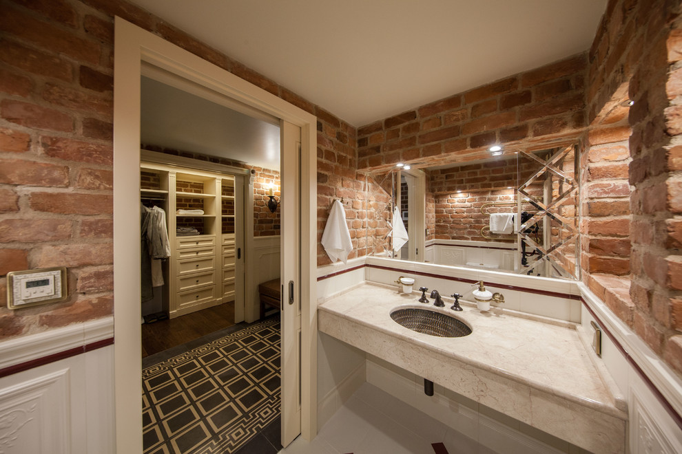 Esempio di un piccolo bagno di servizio industriale con piastrelle bianche, lavabo sottopiano, top in marmo, top beige, pareti rosse, pavimento con piastrelle in ceramica e pavimento bianco