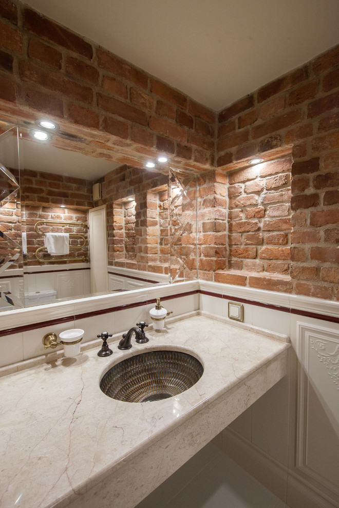 Aménagement d'un petit WC et toilettes industriel avec un carrelage blanc, un mur rouge, un sol en carrelage de céramique, un lavabo encastré, un plan de toilette en marbre, un sol blanc et un plan de toilette beige.