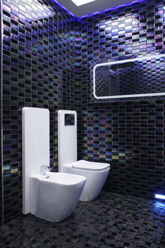 Kleine Moderne Gästetoilette mit schwarzen Fliesen, Mosaikfliesen und Bidet in Sonstige