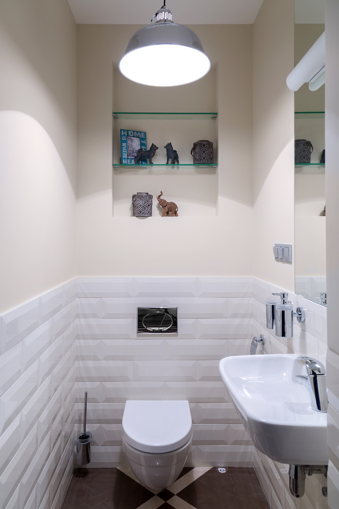 На фото: маленький туалет в современном стиле с инсталляцией, белой плиткой, плиткой кабанчик и бежевыми стенами для на участке и в саду с