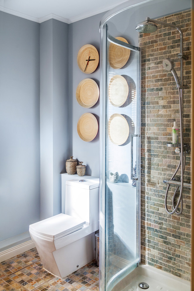 Свежая идея для дизайна: туалет среднего размера в классическом стиле с фасадами с филенкой типа жалюзи, светлыми деревянными фасадами, унитазом-моноблоком, серой плиткой, плиткой из листового камня, синими стенами, полом из керамической плитки, накладной раковиной, серым полом и встроенной тумбой - отличное фото интерьера