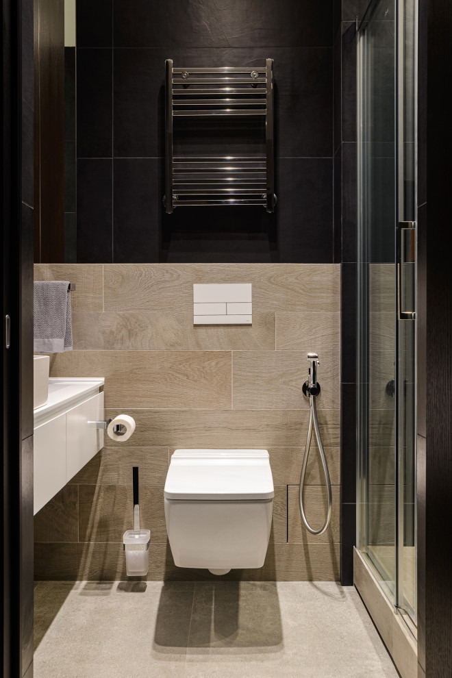 Exemple d'un WC suspendu tendance avec un placard à porte plane, des portes de placard blanches, un sol beige, un plan de toilette blanc et meuble-lavabo suspendu.