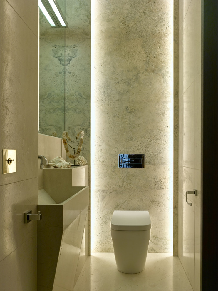 Réalisation d'un WC et toilettes design avec un lavabo intégré, WC à poser et un sol blanc.