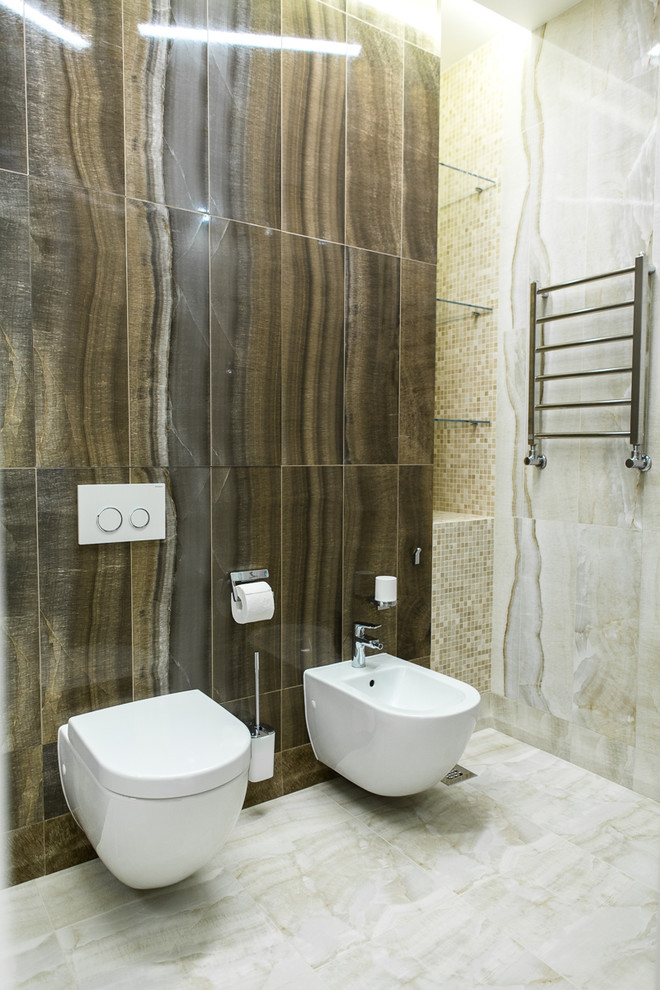Пример оригинального дизайна: туалет в современном стиле с биде, бежевой плиткой и коричневой плиткой