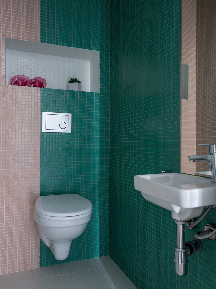 Идея дизайна: маленький туалет в современном стиле с бежевой плиткой, зеленой плиткой, плиткой мозаикой и серым полом для на участке и в саду