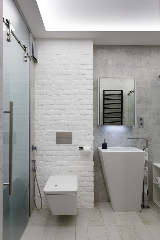 Cette photo montre une salle de bain industrielle avec WC suspendus.