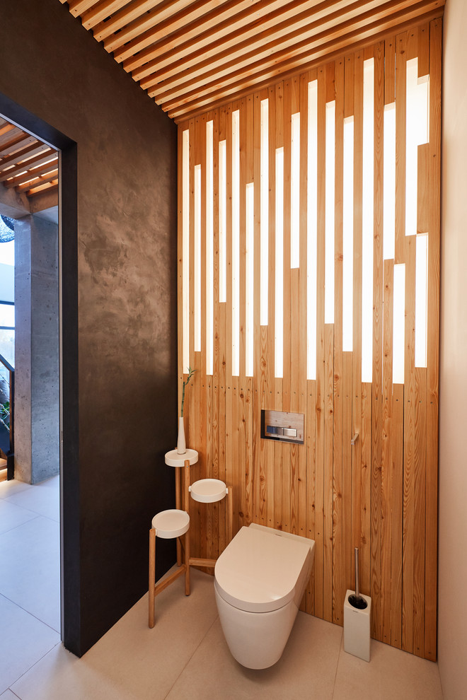 Свежая идея для дизайна: туалет в современном стиле с инсталляцией и черными стенами - отличное фото интерьера