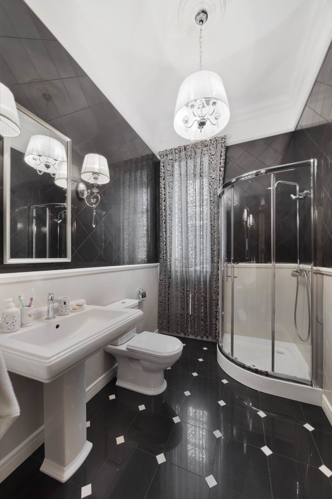 Свежая идея для дизайна: туалет среднего размера в классическом стиле с унитазом-моноблоком, черно-белой плиткой, черными стенами, полом из керамогранита и монолитной раковиной - отличное фото интерьера