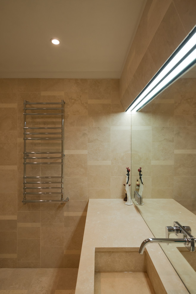 Ispirazione per una stanza da bagno contemporanea di medie dimensioni con piastrelle beige, piastrelle in pietra, pareti beige, pavimento in travertino e lavabo sottopiano