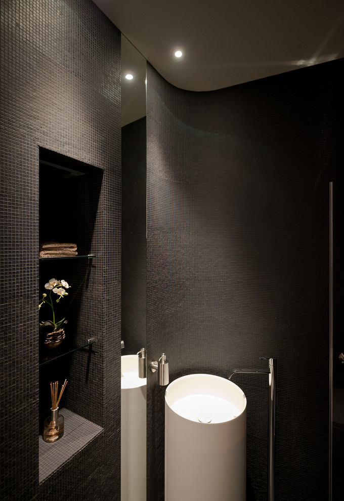 Свежая идея для дизайна: маленький туалет в современном стиле с раковиной с пьедесталом, черной плиткой, плиткой мозаикой и черными стенами для на участке и в саду - отличное фото интерьера