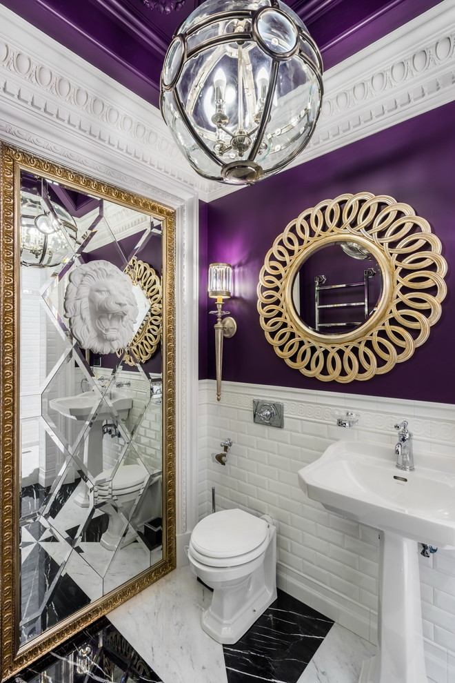 Источник вдохновения для домашнего уюта: туалет в классическом стиле с белой плиткой, плиткой кабанчик, фиолетовыми стенами, мраморным полом, раковиной с пьедесталом и разноцветным полом