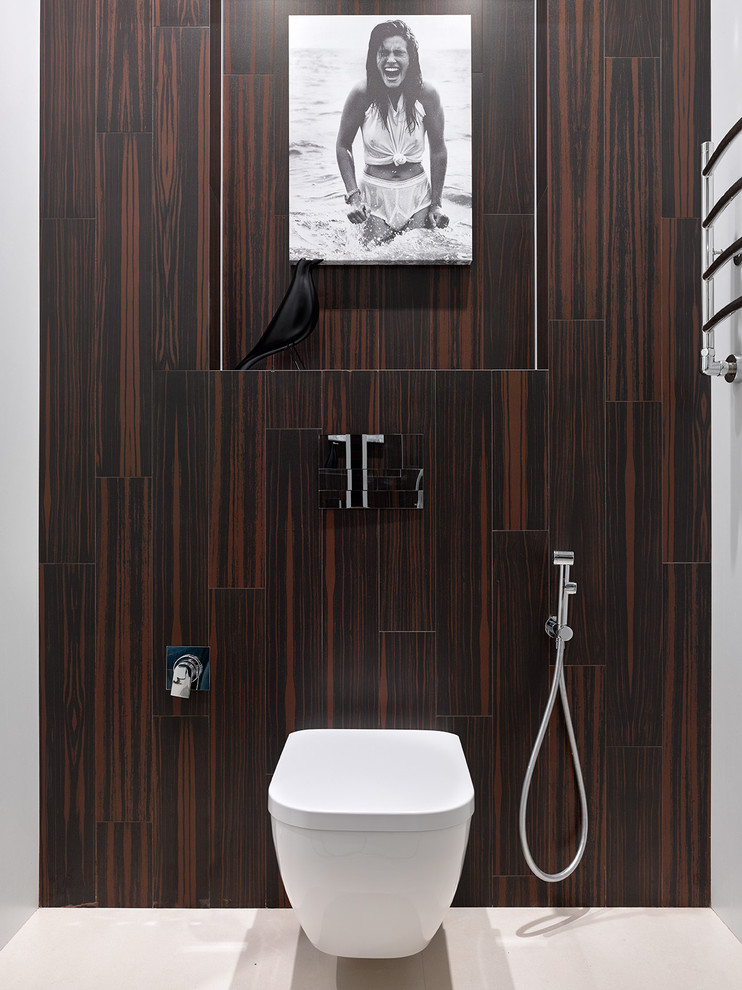 Пример оригинального дизайна: туалет в современном стиле с инсталляцией, коричневыми стенами и белым полом