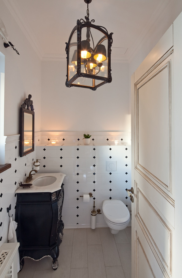 Свежая идея для дизайна: туалет в классическом стиле с инсталляцией, черно-белой плиткой, серой плиткой и врезной раковиной - отличное фото интерьера