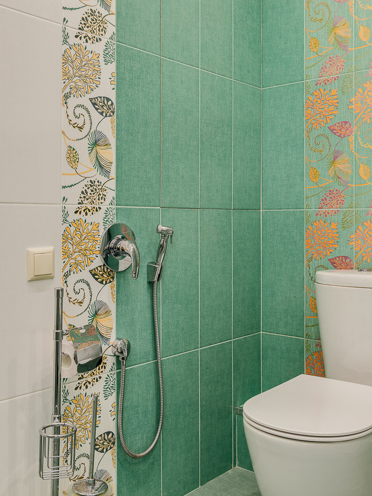 Kleine Moderne Gästetoilette mit grünen Fliesen, grüner Wandfarbe, Keramikboden und grünem Boden in Moskau
