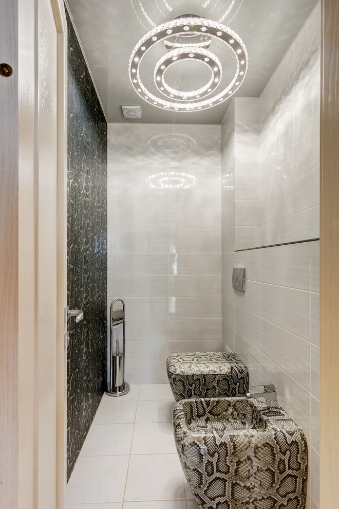 Свежая идея для дизайна: туалет в современном стиле с биде, белой плиткой, керамической плиткой и полом из керамической плитки - отличное фото интерьера