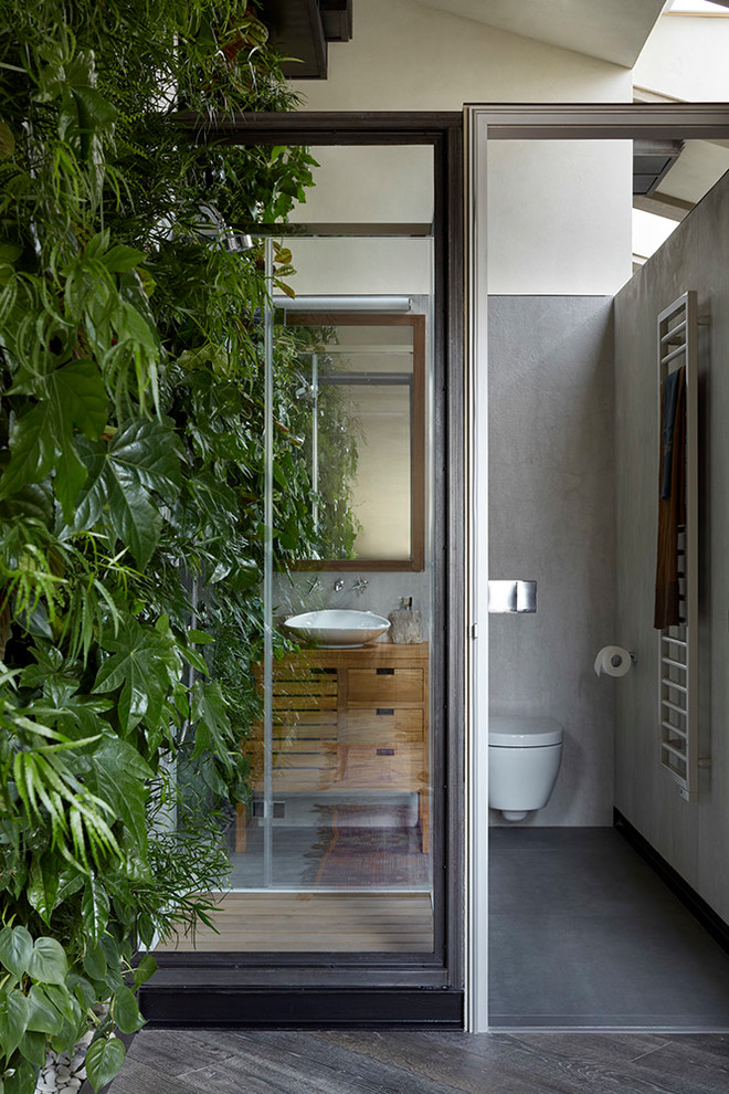 На фото: туалет в современном стиле с инсталляцией и настольной раковиной с