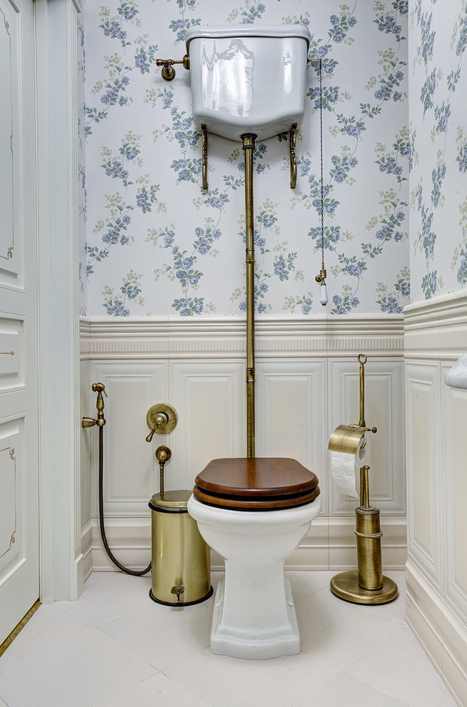 На фото: туалет в классическом стиле с раздельным унитазом, белым полом и разноцветными стенами