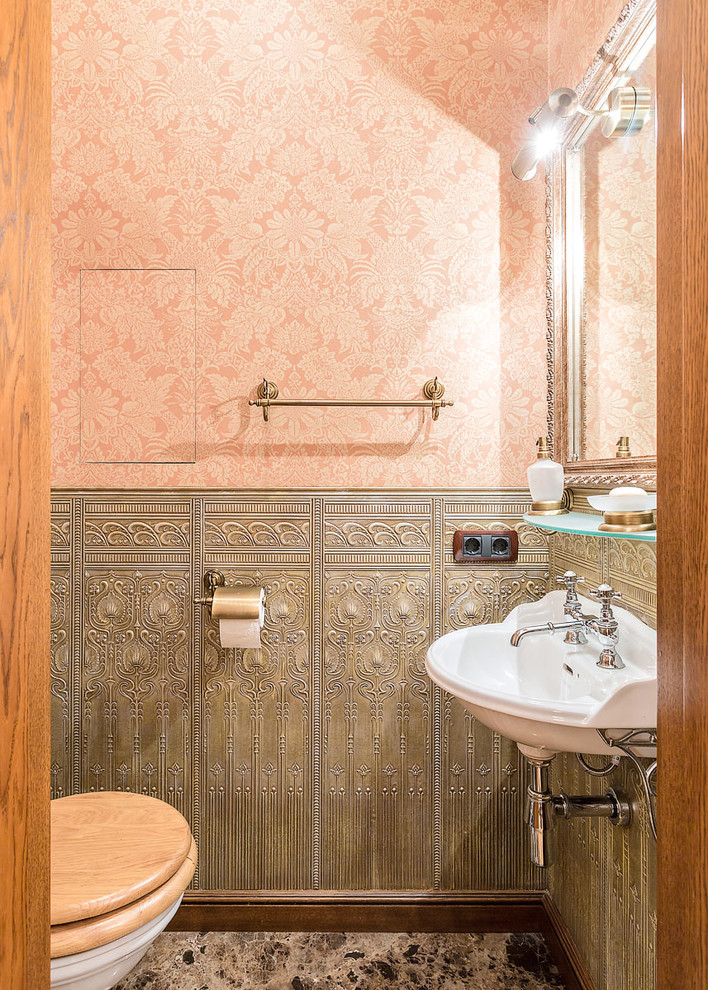 Источник вдохновения для домашнего уюта: туалет в классическом стиле с подвесной раковиной